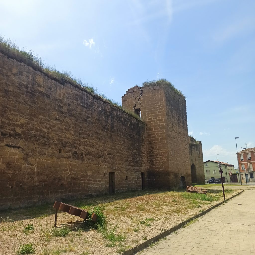 Muralla en Santo Domingo de la calzada por el camino frances a Santiago de Compostela